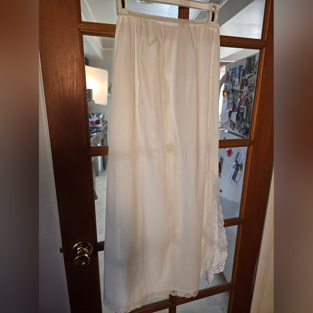 Shadow Line Elegant Vintage White Side Slit Slip Medium